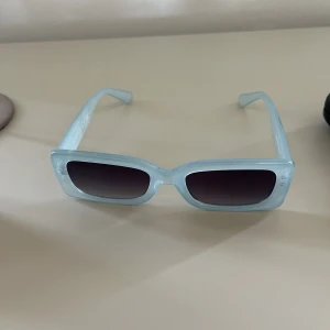 Solglasögon  - Fina knappt använda solglasögon från Nelly. 