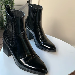 Svarta lackade boots - Snygga bekväma boots i svart lack, nästan oanvända. Storlek 36