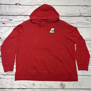 The Nort Face Hoodie Röd  - Märke: The North Face  Typ: Hoodie Färg: Röd Kroppstyp: Unisex Skick: Mycket Bra   Sparande av miljö  30x  lägre utsläpp jämfört med ny vara Sparat vatten ca 3950 liter Sparat CO2 ca 6.8 kg