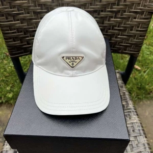Prada keps - Säljer äkta Prada keps knappt använd pågrund av fel storlek. Köptes för 3000kr. Skick 10/10 helt ny. Tillsammans kan vi komma på ett bra pris så tveka inte att fråga.