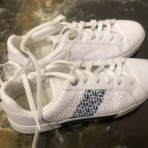 Tommy Hilfiger sneakers  - Har knappt haft på mig dem! Dem har kommit till användning Max 3 gånger. Säljer dem då jag inte har på mig dem. Inget kvitto finns då jag fick dem i present ord pris 1100kr. Vid fler funderingar är det bara att höra av sig💕