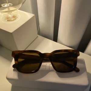 Chimi glasögon - Säljer mina fina solglasögon köpta för två år sedan men är trots det i mycket bra skick eftersom jag knappt använt dom. De är i modellen 04 och i färgen Tortoise ☀️☀️ fraktar och möts upp i Stockholm. Låda ingår. 