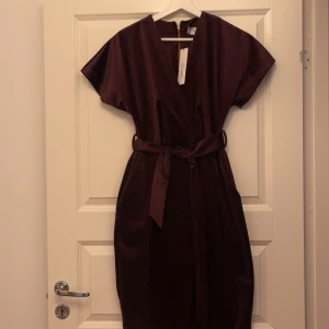 Klänning  - Sammet  Helt ny med prislapp kvar  Vinröd  Slits på framsidan 