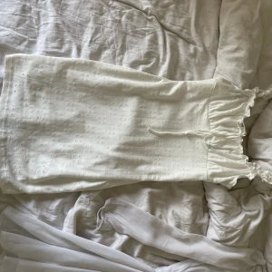Klänning - Vit klänning från Shein som tyvärr inte används, vid frågor är de bara att skriva!!🫶🏼
