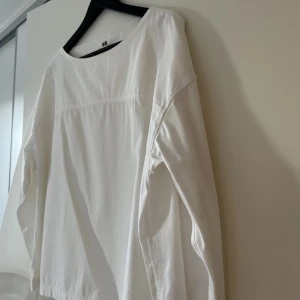 Vit klassisk blus - Säljer pga garderobrensning. Oanvänt. 