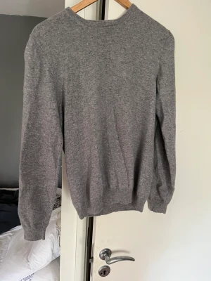 Kashmir tröja massimo dutti.  - 100% kashmir tröja i strl M från massimo dutti