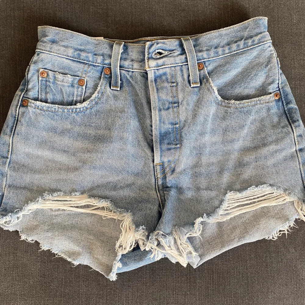Säljer dessa jeans shorts från Levi’s. Bra sick men säljer då de är för små för mig! Står ingen storlek men skulle gissa på S. Shorts.