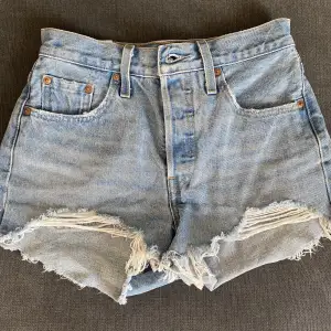 Säljer dessa jeans shorts från Levi’s. Bra sick men säljer då de är för små för mig! Står ingen storlek men skulle gissa på S