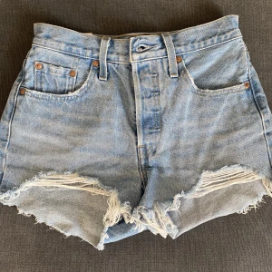 Jeans shorts - Säljer dessa jeans shorts från Levi’s. Bra sick men säljer då de är för små för mig! Står ingen storlek men skulle gissa på S