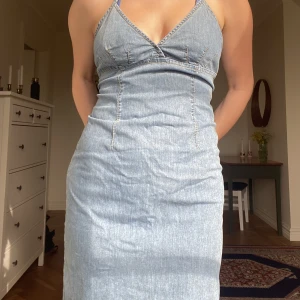 Jeansklänning - Jeansklänning i storlek S/M. Knälång och justerbara band. Märke Odd Molly.