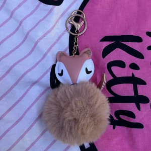 Räv Pom-Pom till nyclöar - Säljer för att den inte är min stil och jag inte har använt den. Helt fläck fri och är ej sönder. Klicka på köp om du vill köpa, kontakta om du har frågor!