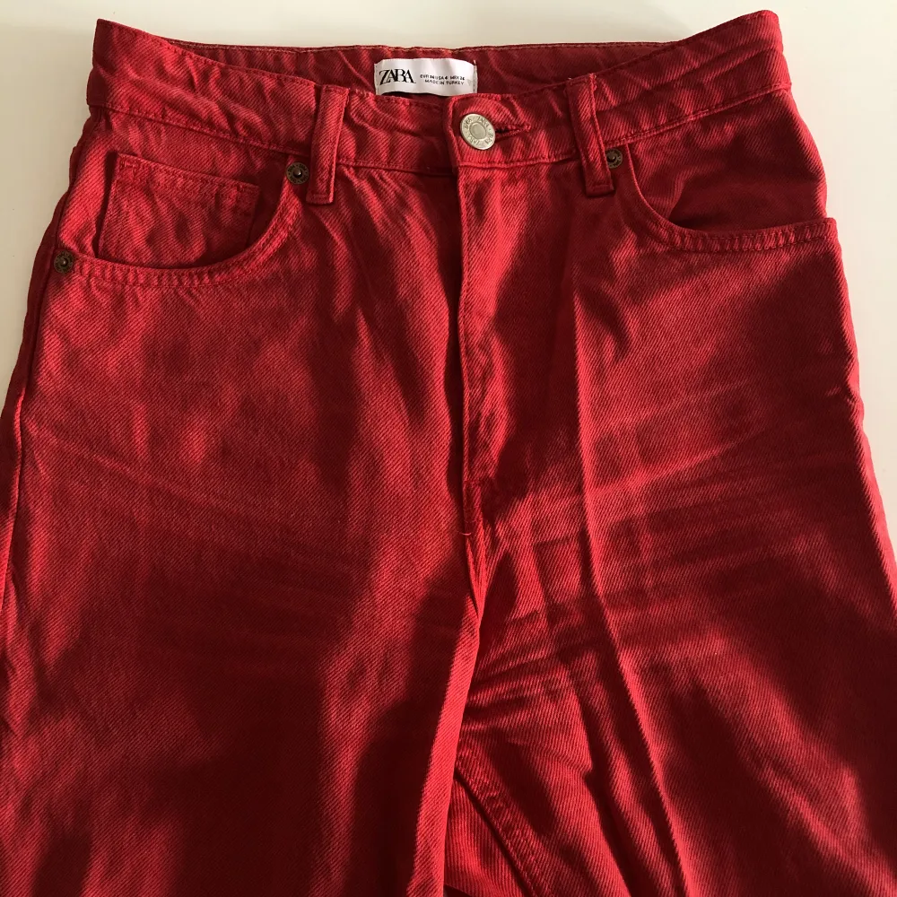 Dessa otroliga röda jeans från ZARA säljer jag nu eftersom de ej används längre. Jeansen är i storlek 36 och är highwaist.. Jeans & Byxor.