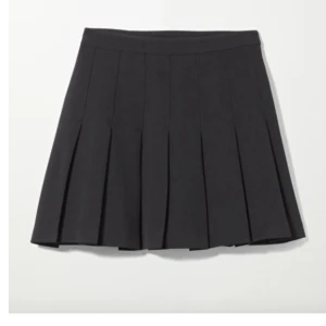 Check short Pleated skirt  - Kort plisserad Kjol från weekday i storlek 36. Använd ett fåtal gånger, i nyskick men tyvärr för kort för mig..🖤