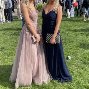 Bal klänning  - Marinblå balklänning! Använd endast 1 gång. Är egentligen en 34/36, men klänning är stor i storleken därav storlek 38. Så passar folk som vanligtvis har xs-S