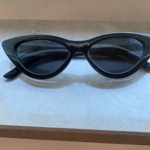 Solglasögon  - Säljer dessa cat eye solglasögon❤️❤️inte använda