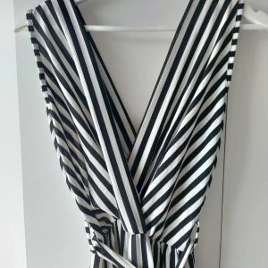 Randig jumpsuit - En randig jumpsuit köpt i Danmark. Den har väldigt flowiga ben och ett otroligt material. Knyte vid midjan. Skulle säga att storleken varierar mellan Xs till säkert en M. Beror på lite längd, vikt och byst!