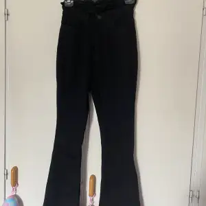 ett år svarta bootcut jeans som aldrig används. funkar väldigt bra för långa personer då byxorna är totalt 112 cm. kontakta vid flera bilder eller frågor!! <33