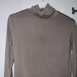 Polotröja  - Nyskick polotröja i storlek M/L. I färgen brun. Finns i Göteborg 