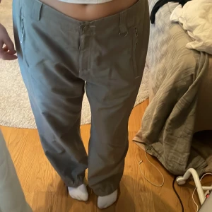 Baggy byxor  - Supersnygga gröna baggy byxor. Tunt material så funkar på sommaren! Använd några fåtal gånger. 