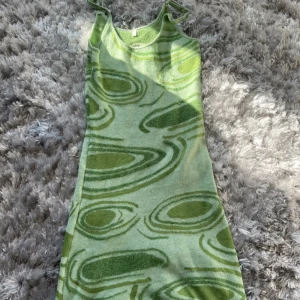 Stickad klänning  - Grön stickad  klänning med mönster i strl S. Köpt  på Vinted, men passade tyvärr inte så säljer vidare. Fint skick! Bilder lånade från förra säljaren