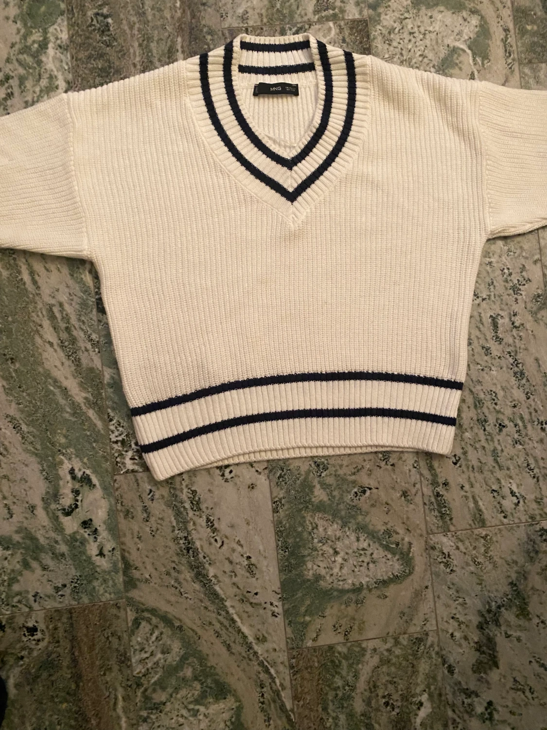 V - ringad stickad tröja  - 90
