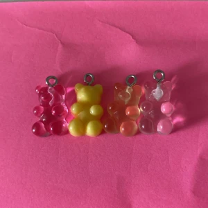 Björnar  - Dessa berlocker säljer jag vid namn björnar 