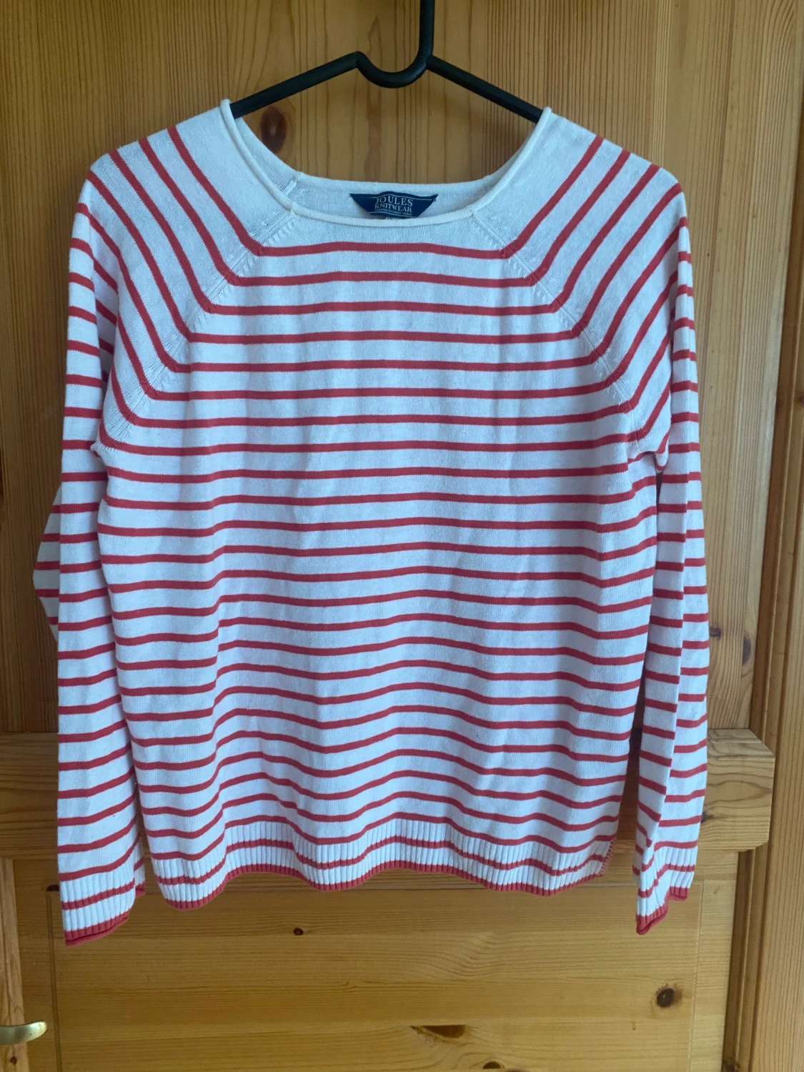 Vit tröja med röda ränder