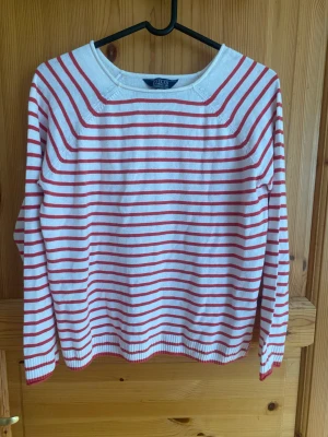 Vit tröja med röda ränder - Superfin vit stickad tröja med röda ränder. Använd fåtal gånger