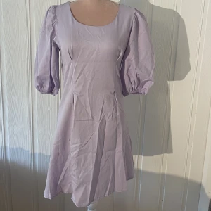 Sommarklänning - NAKD - Vacker sommarklänning från NAKD🌸 Skick: använd en gång Fler bilder? Skriv till mig så löser jag det!  Några frågor? Jag svarar så fort jag kan ❤️ Alla pris kan alltid diskuteras 😊