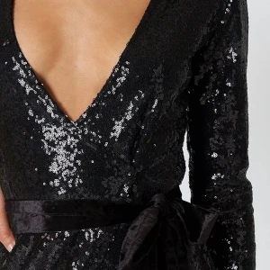 NA-KD Overlap Sequin Dress - Helt ny, aldrig använd! 🤌🏼699kr på NA-KD. BÄLTET MEDFÖLJER EJ! Skriv om du har några frågor eller ”köp nu” 💕