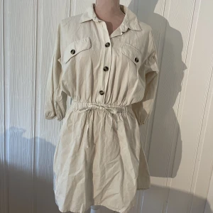 Stilren klänning - Stilren klänning från NAKD💞 Skick: använd  Fler bilder? Skriv till mig så löser jag det!   Några frågor? Jag svarar så fort jag kan ❤️  Alla priser kan alltid diskuteras 😊