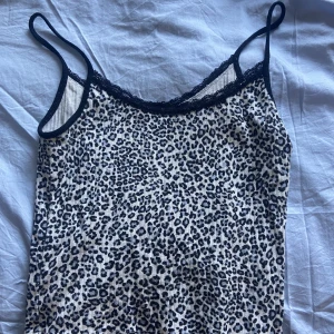 Leopardmönstrad brandy linne - Jättefin, croppad!