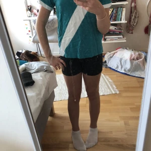 Blå ridtröja - Säljer denna tröja för att jag inte rider längre, inget tecken på slitage, har bara lite sliten lapp. Är i strl 140 men passar större för att jag hade den och hade större strl (typ 152/158. Tveka inte för att skriva frågor🩵🩵