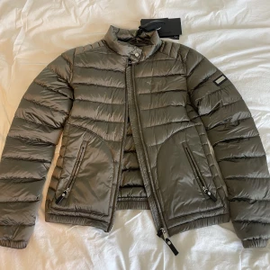 mörkgrön cedrico pufferjacka - Helt ny pufferjacka från Cedrico, ALDRIG använd endast provad. Köpt för 3499kr. Bara att höra av er om ni har frågor!! 💞💞pris kan diskuteras💕