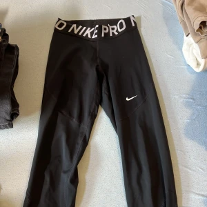 Nike träningstights  - Nike tights köpta ett tag sen men säljer då ja aldrig använder dom. I storlek S
