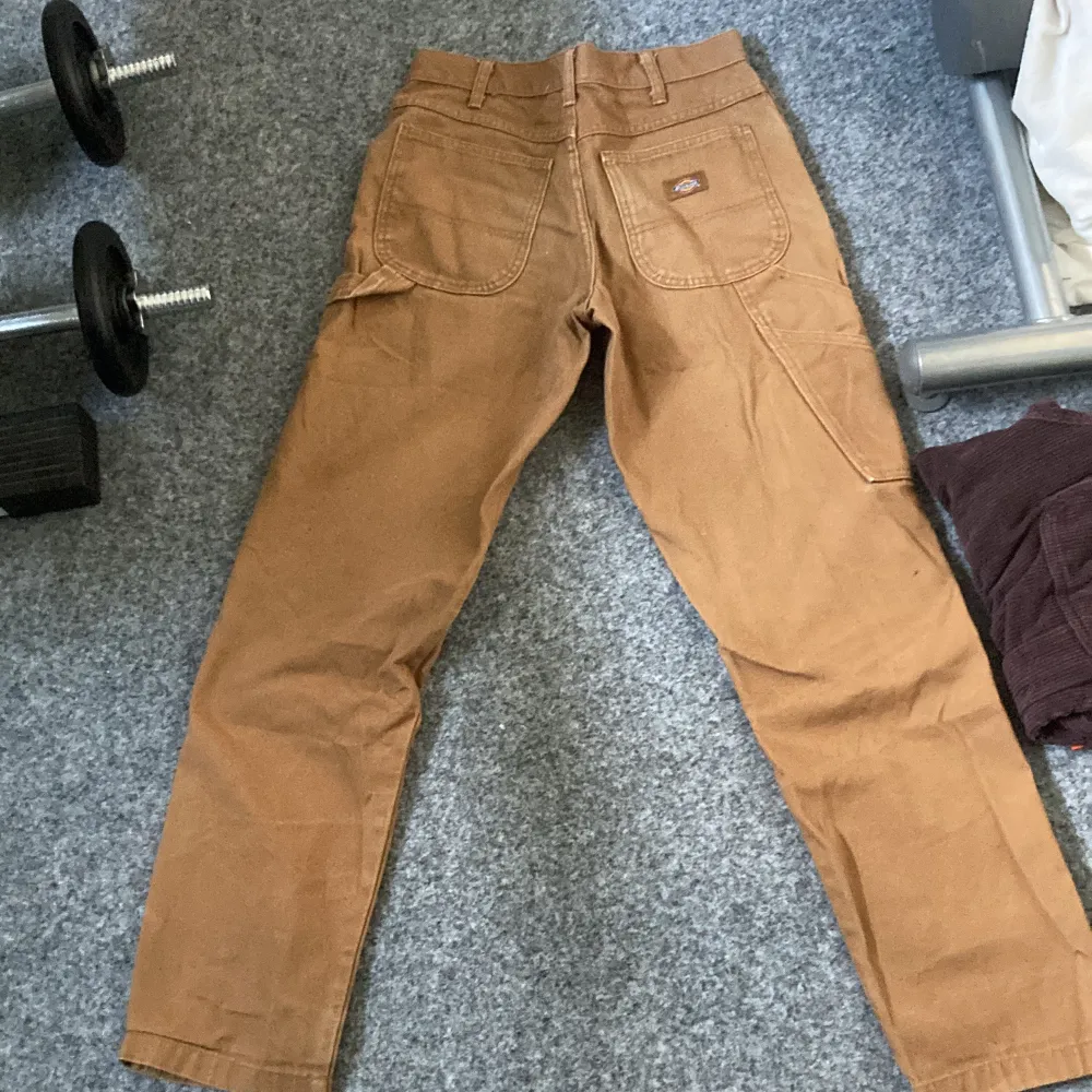 Bruna dickies jeans i bra skick säljs pga att de inte kommer till användning längre. Jeans & Byxor.