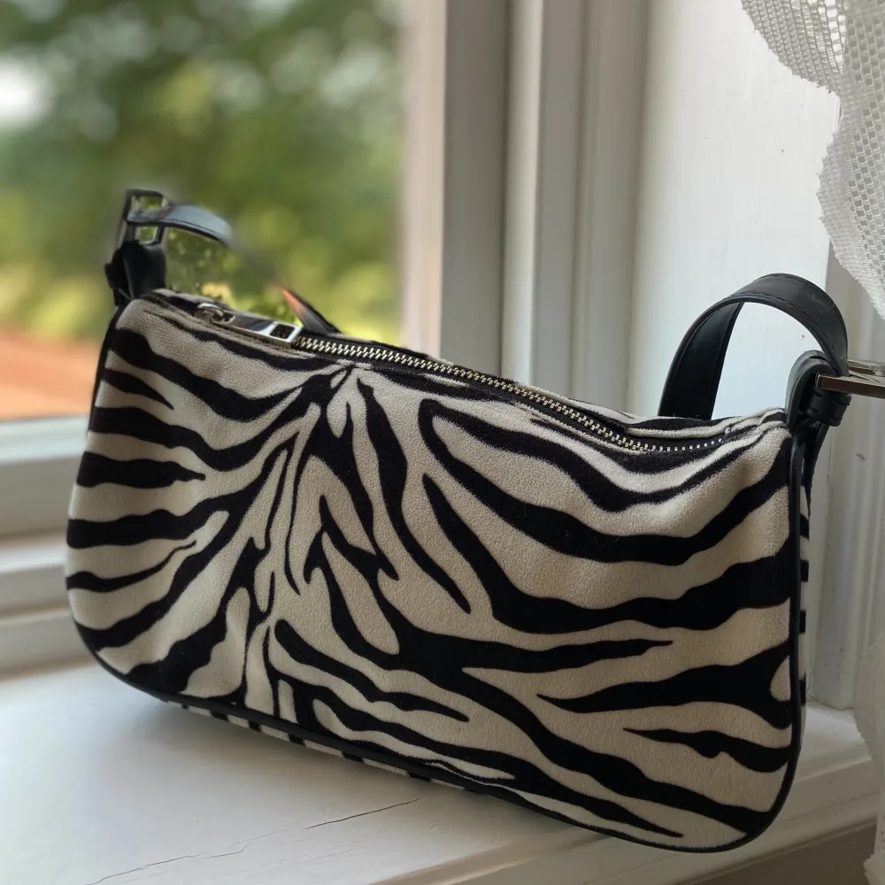 Säljer min zebra väska!😊Använd ganska mycket för 2-3 år sen men är fortfarande i fint skick.😚Därav säljer jag den för ett bra pris.💕. Väskor.