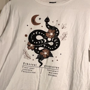 lager 157 witchy tröja - köpt på lager 157 i storlek M, deras the black label collection. texten är ”ethereal perspective”, “trust your illusions, they are real”, “inner peace will come your way”. priset ingår inte frakt. 