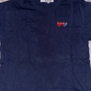 CDG T-shirt - Säljer min mörkblåa och röda CDG tshirt. Skick 9/10. Storlek L. Inget kvitto. Fler bilder i DM. 