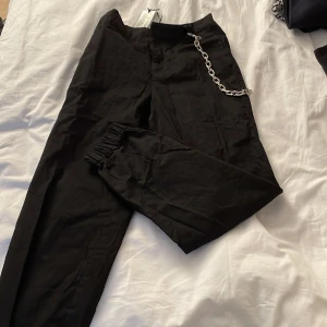 Cargobyxor - Sjukt fina cargobyxor från IN VOGUE PARIS. Helt oanvänt med lappen kvar! Alltså nytt. Sjukt fina i strl S. Hör av er vid ytterligare frågor🫶🏻