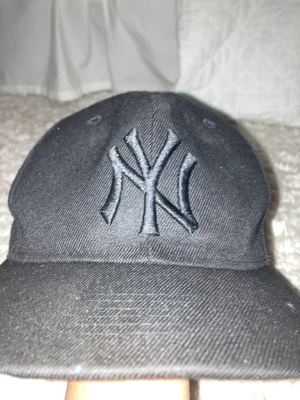  New York Yankees Keps (svart) - Det är en NY keps, har anvädigt den bara några gånger så den håller sig bra
