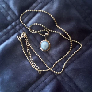 Silverhalsband med hänge  - En vacker blå sten infattad i silver på silverkedja. Stämplade 925 