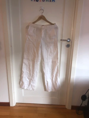 Linnebyxor  - Säljer dessa fina linnebyxor från esprit. Passar tyvärr inte mig längre. Linnebyxorna har dragkedja och knapp samt snöre. Och har fickor både bak och fram. Jätte bra skick. Innermått 74cm och yttermått runt 95 cm. Low waist💗