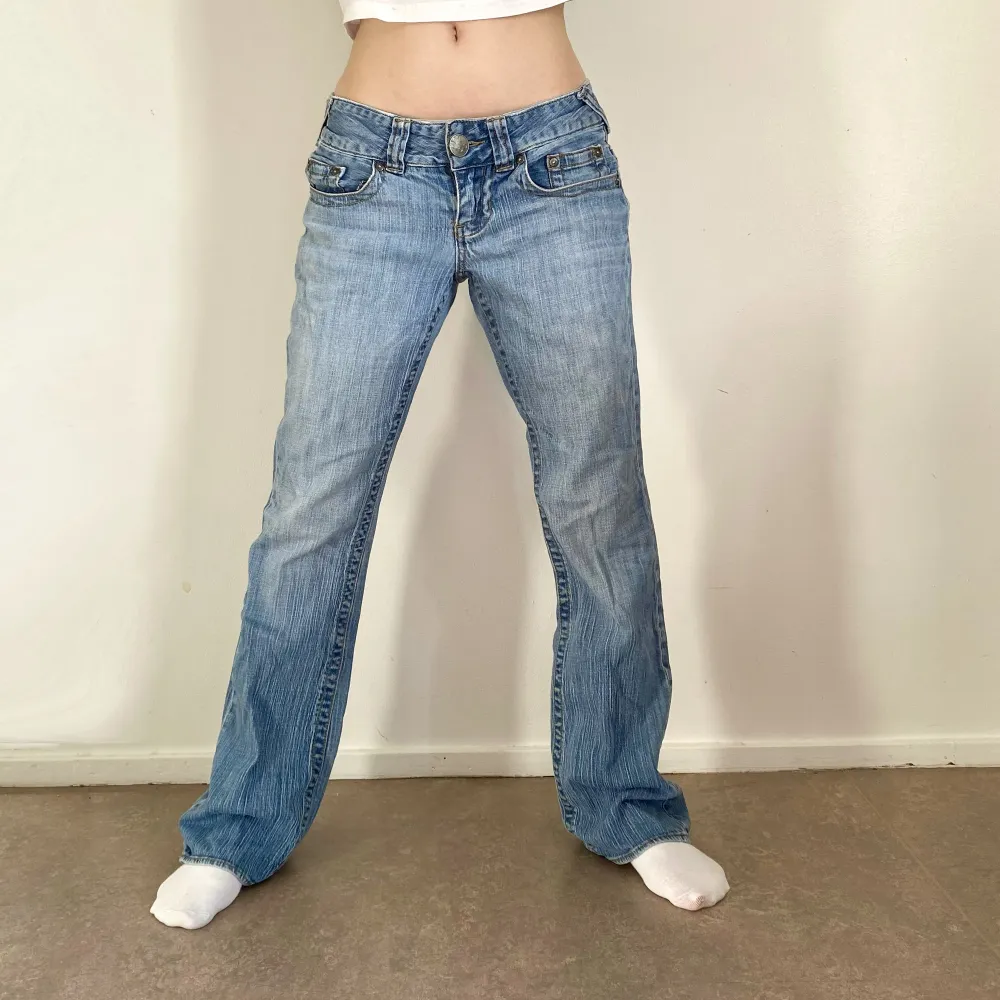 Kattiga lågmidjade jeans med utsvängda ben som ger fin form 😍🙏🏻Görna kom privat 💗. Jeans & Byxor.