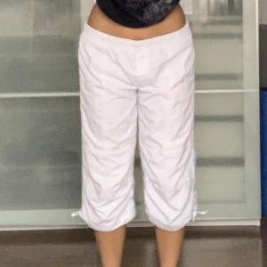 Nike Capribyxor - Ett par vita capribyxor i superbra skick. I storlek S.