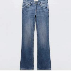 Säljer dessa lågmidjade zara jeans som är utsvängda nedtill🤩💕