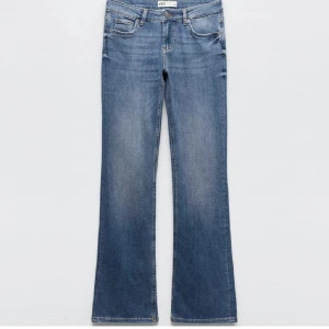 Zara Jeans - Säljer dessa lågmidjade zara jeans som är utsvängda nedtill🤩💕