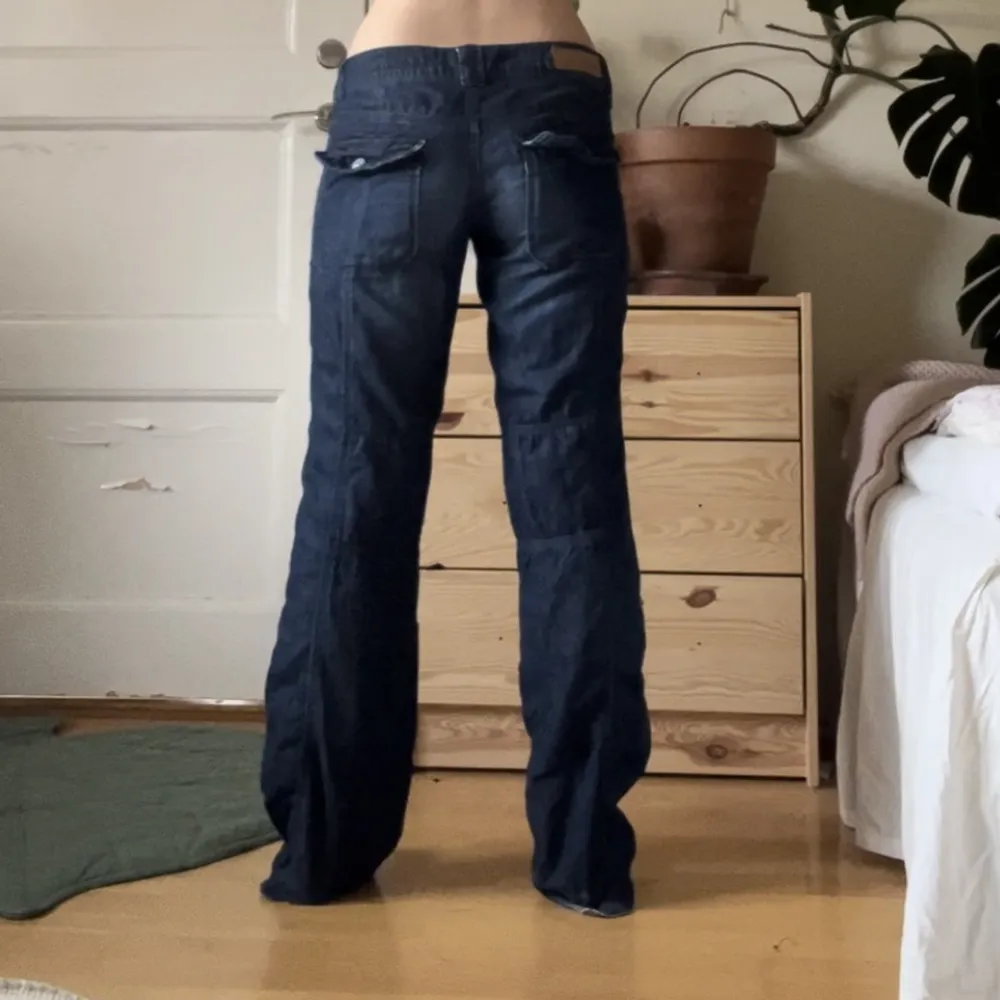 Supersköna ganska svala jeans från Edc! De har inga defekter och går att göra till trekvarts-byxor. De är både låga och bootcut, de är vidare än vad som framgår på bilderna! . Jeans & Byxor.