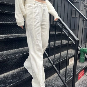 Brandy Melville lidia pants  - Oandvända med lappen kvar, slutsålda på sidan. Det kostar massor att lämna tillbaka så säljer ist. Hör av dig för fler bilder eller prisförslag!💕( 70% viskos och 30% linne )