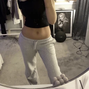 Mjukisbyxor  - Grå mjukisbyxor från bikbok i storlek M. De är i bra skick men säljer då de va för korta i benen för mig som är 170. Alla bilder är från förra ägaren.